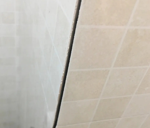 洛江瓷砖空鼓维修公司分享阳台瓷砖脱落的修复过程可以分为以下几个步骤
