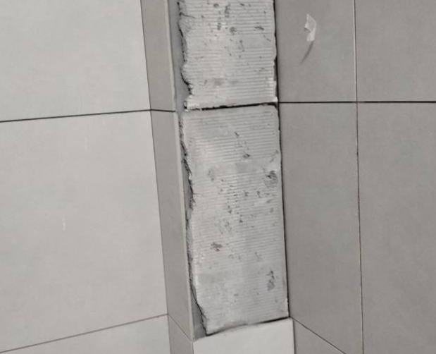 洛江瓷砖空鼓维修公司分享下瓷砖施工前基层浇水润湿程度不足，可能导致以下问题