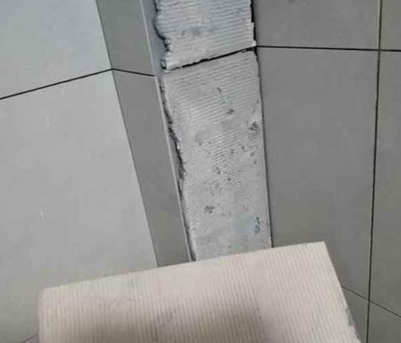 洛江瓷砖空鼓维修公司分享下厨房瓷砖脱落的补救措施。